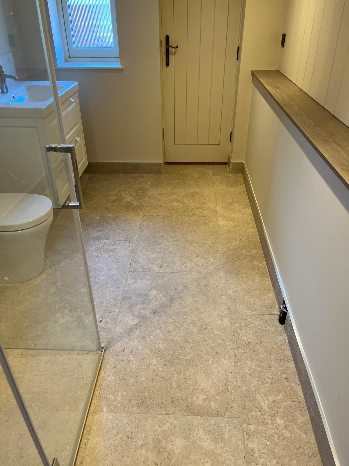 SHOWER ROOM / CLOAKROOM 